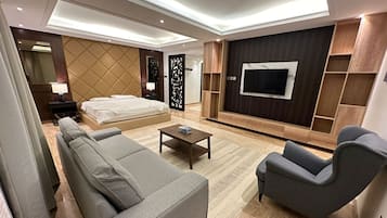 6 bedrooms, iron/ironing board, WiFi, bed sheets