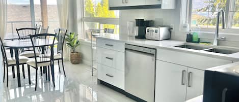 Kylskåp, mikrovågsugn, ugn och spishäll