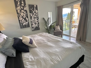 3 bedrooms, iron/ironing board, travel crib, WiFi - The view you book it for! Okanagan Lake House (West Kelowna)