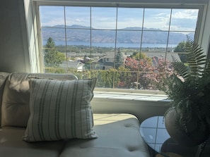 Smart TV, fireplace, table football, stereo - The view you book it for! Okanagan Lake House (West Kelowna)
