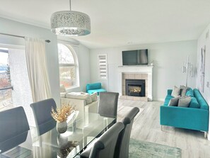 TV connectée, cheminée, baby-foot, chaîne hi-fi