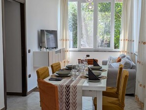 Dining - Cozy detached cottage with outdoor spaces. Ideal for families. (Carini)