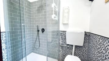 Doccia, asciugacapelli, bidet, asciugamani