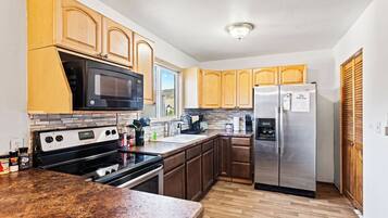 Refrigerador, microondas, horno y parrilla de estufa