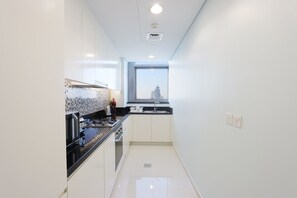 Oven, stovetop - Paramount Midtown - Upgraded High-Floor 2 BR (Dubai)