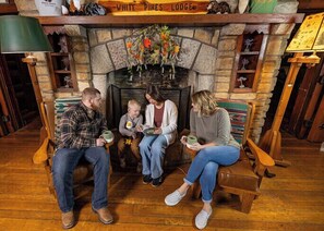 Family dining - White Pines Lodge (Mount Morris)