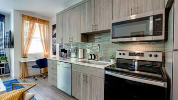 Frigorifero, microonde, forno, piano cottura