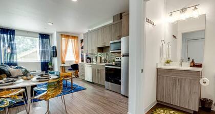 Modern & Bright Walkable Alberta Condo, Fast WiFi