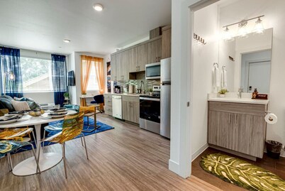 Modern & Bright Walkable Alberta Condo, Fast WiFi