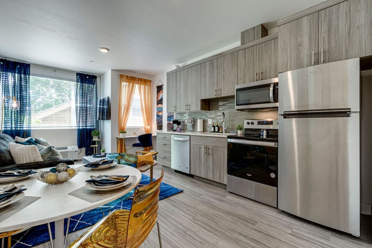 Kühlschrank, Mikrowelle, Ofen, Herdplatte