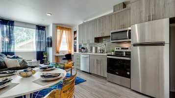 Køleskab, mikrobølgeovn, ovn, kogeplade