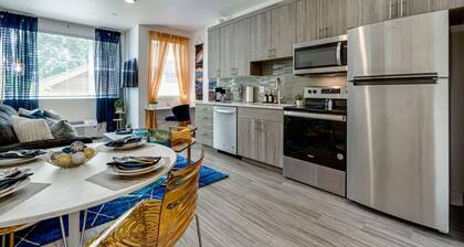 Modern & Bright Walkable Alberta Condo, Fast WiFi
