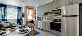 Modern & Bright Walkable Alberta Condo, Fast WiFi