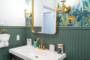 Hair dryer, towels, soap, shampoo - FIFA 2026 • 6 mins from Downtown & Stadium • Private Parking (Houston)