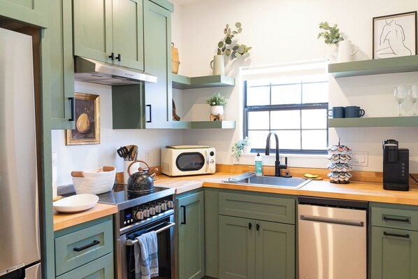 Microwave, oven, stovetop, dishwasher - FIFA 2026 • 6 mins from Downtown & Stadium • Private Parking (Houston)