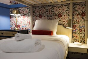 4 chambres, bureau, fer et planche à repasser, lit parapluie