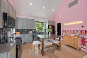 冰箱、微波炉、烤箱、炉灶