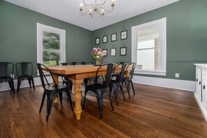 Dining - Fully Renovated Modern Farmhouse near Lexington (Lexington)