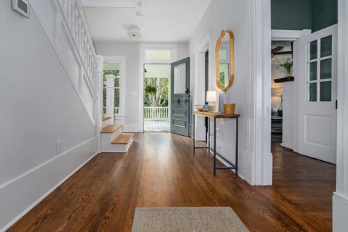 Fully Renovated Modern Farmhouse near Lexington