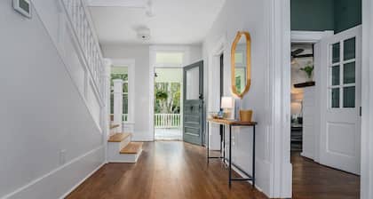 Fully Renovated Modern Farmhouse near Lexington