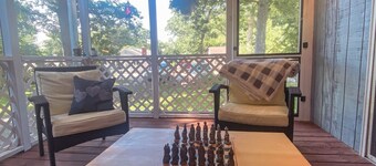 Escape to Caladan Cottage! Cozy pet-friendly lake house: AC, multi-beach access.