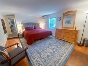 3 habitaciones, escritorio y tabla de planchar con plancha