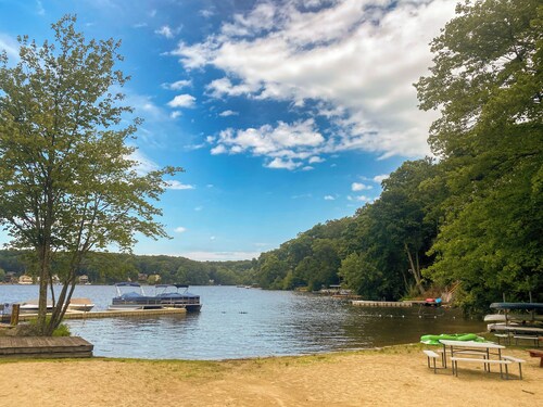 Escape to Caladan Cottage! Cozy pet-friendly lake house: AC, multi-beach access.