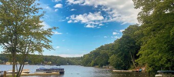 Escape to Caladan Cottage! Cozy pet-friendly lake house: AC, multi-beach access.