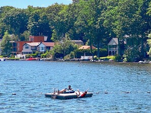 Regadera, secadora de cabello, toallas, jabón