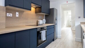 Private kitchen - Sleek Retreat:Modern Home-Games Room&amp;Cinema&nbsp;Lounge (Greater Manchester)