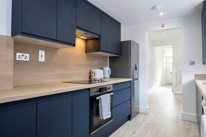 Fridge, microwave, oven, stovetop - Sleek Retreat:Modern Home-Games Room&amp;Cinema&nbsp;Lounge (Greater Manchester)