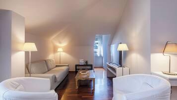 Apartment, Stadtblick | Wohnbereich