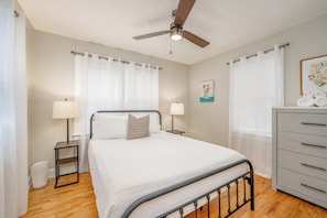 2 bedrooms, iron/ironing board, free WiFi, bed sheets - Family Friendly W/ Fenced Yard - Near Downtown ICT (Wichita)