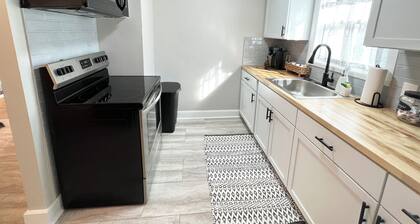 Fully Fenced Yard W/ Basement Bedroom - Sleeps 7!