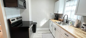Fully Fenced Yard W/ Basement Bedroom - Sleeps 7!