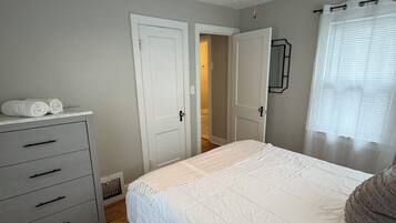 3 habitaciones, tabla de planchar con plancha y cuna de viaje