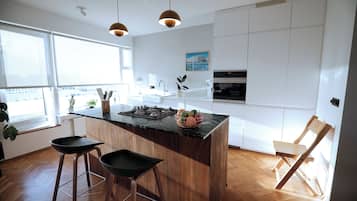 Jääkaappi, mikroaaltouuni, uuni, liesi