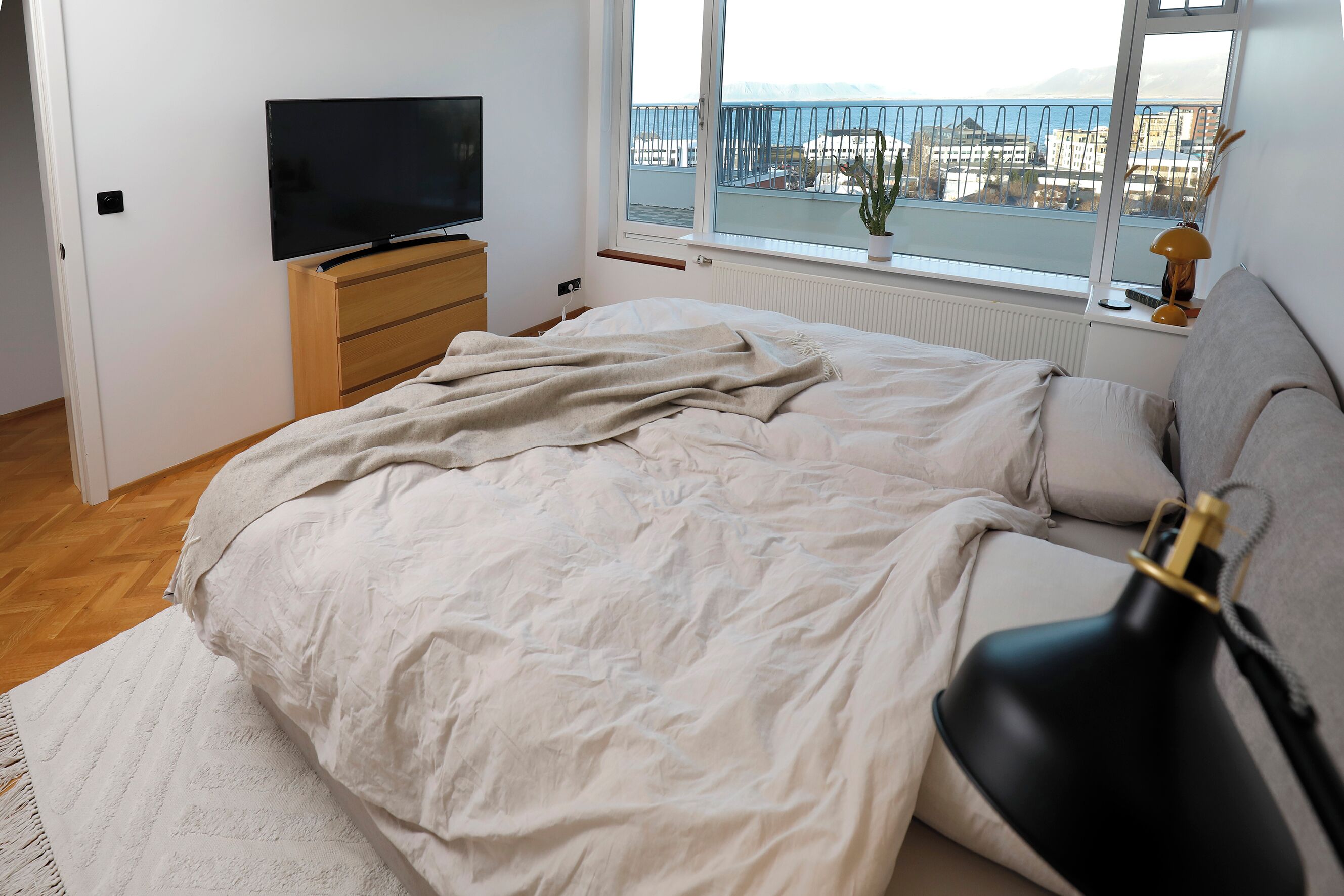 2 soverom, skrivebord, strykejern/-brett og wi-fi (inkludert)