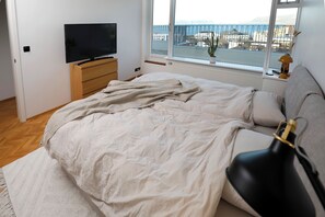 2 makuuhuonetta, työpöytä, silitysrauta/-lauta, ilmainen Wi-Fi