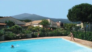 A swimming pool with a view of houses and mountains in the background. - T2 vacation home in Sorède, near Argeles, with swimming pool and private parking (Sorède)