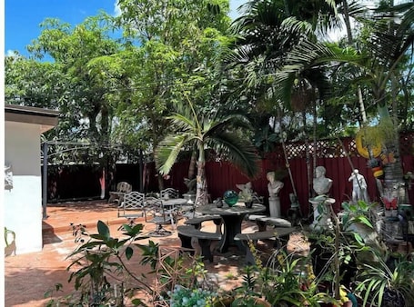 Outdoor dining. 2PPL/Top Location/Parking/10 min Airport #3