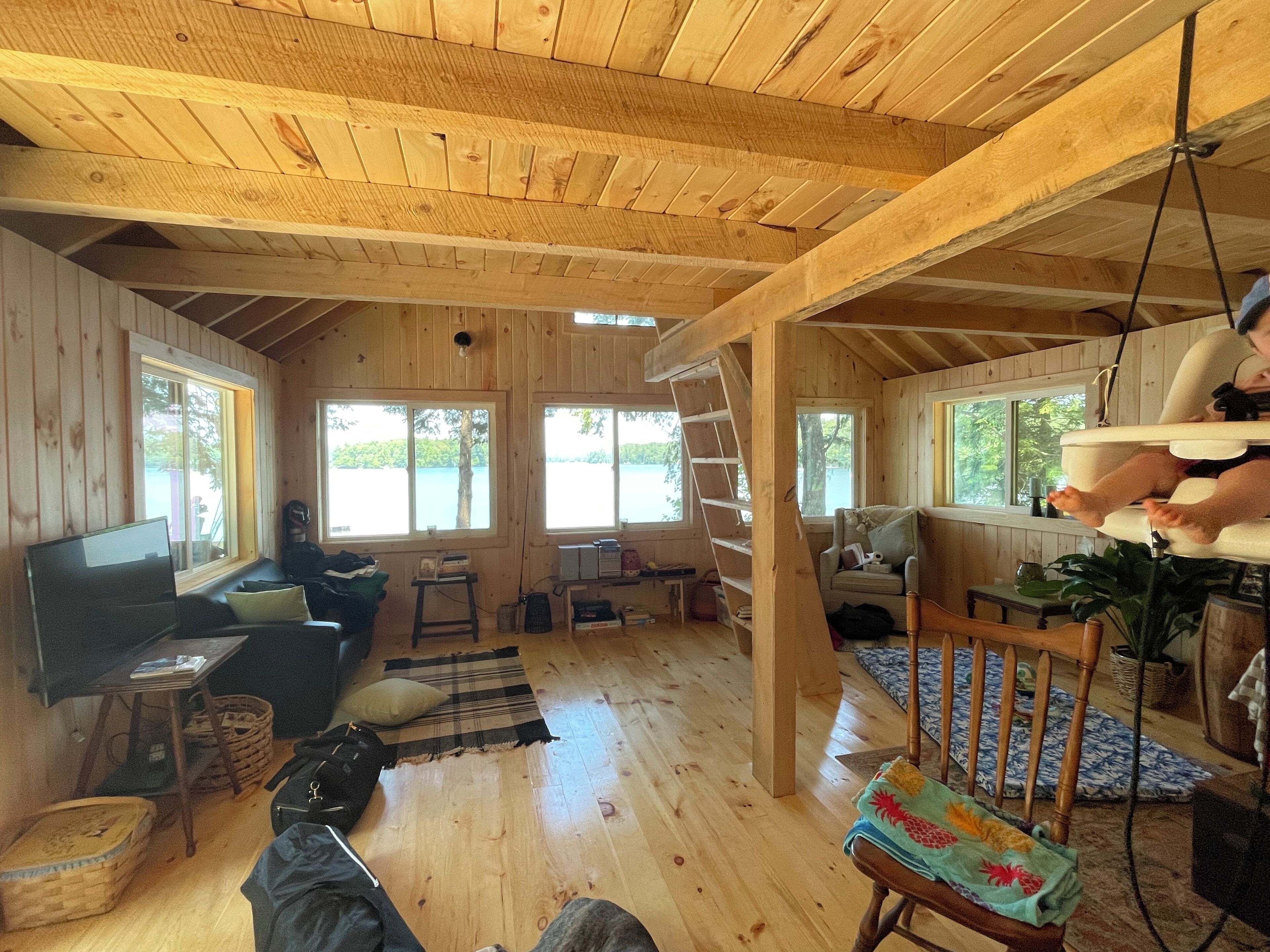 Smart-TV, Kamin, DVD-Player, Bücher