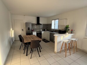 Fridge, microwave, oven, stovetop - Maison Familiale Spacieuse~château de Chambord (Huisseau-sur-Cosson)