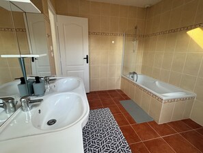 Hårtork, handdukar, tvål och toalettpapper