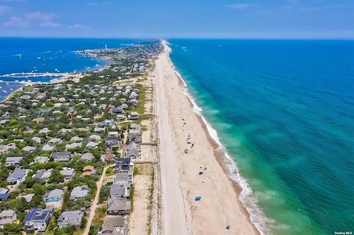 Charming Fair Harbor 3br steps to ocean, sunset view, WiFi, A/C, outdoor shower.