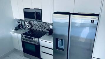 Apartemen Basic | Dapur pribadi | Lemari es besar dan peralatan masak/sendok-piring