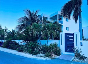 Front of property - Apartment Condominium Grace Bay Beach (Providenciales)