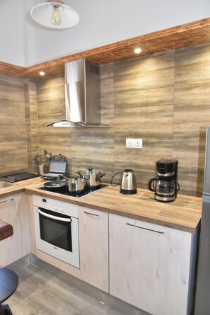 Frigorífico, microondas, horno y placa de cocina