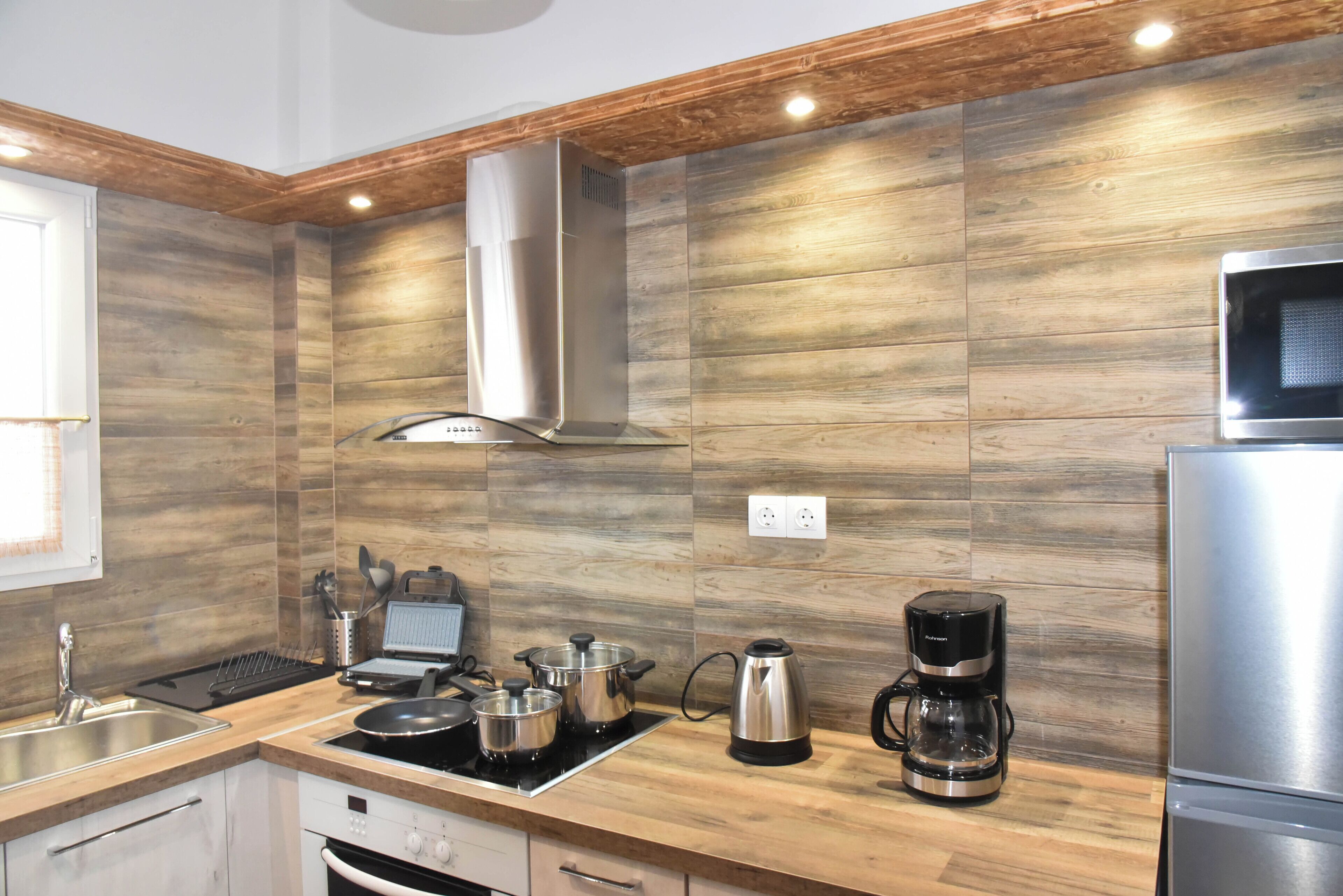 Jääkaappi, mikroaaltouuni, uuni, liesi