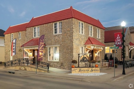 Außenbereich. Elegant two room loft in historic downtown Excelsior Springs.